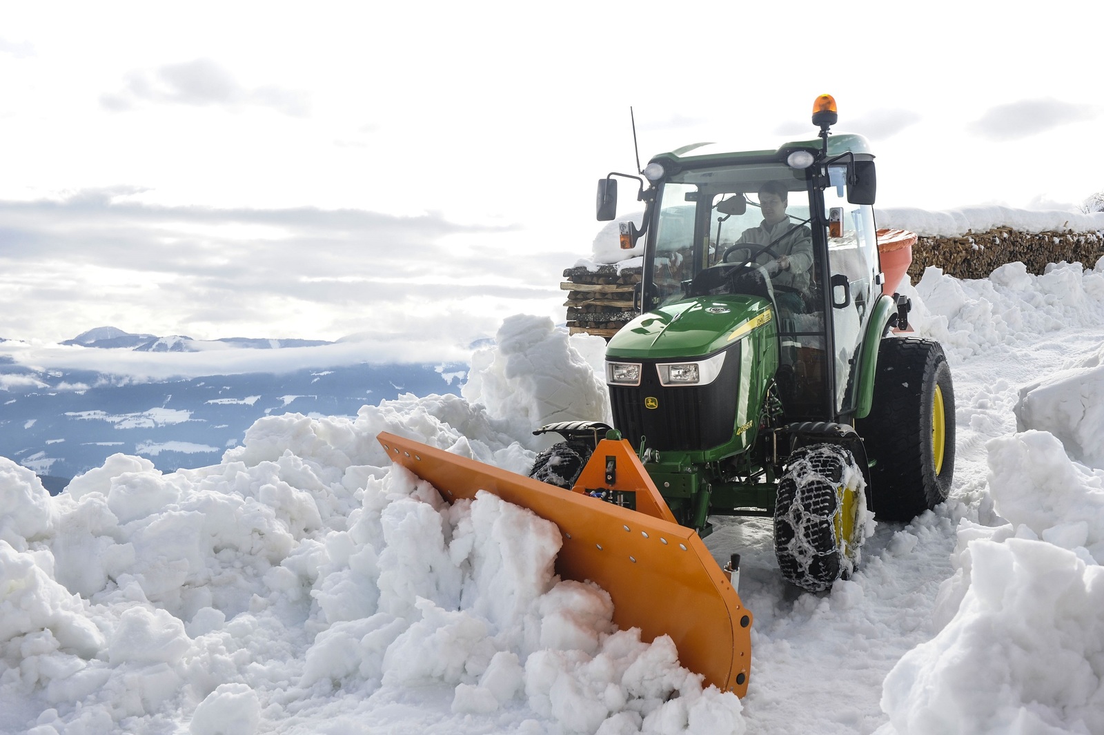 srm-sf-schneeraeumschild-jd-4066r-einsatz01-matev.jpg